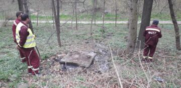 Angajații ACET au desfundat canalizarea, iar reprezentanții Gărzii de Mediu Suceava le-au cerut să salubrizeze zona