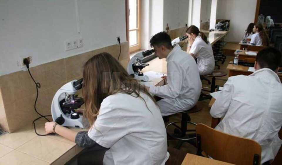 Lot consistent de elevi pentru Olimpiada Națională de Biologie. Foto www.voceavalcii.ro Lot consistent de elevi pentru Olimpiada Națională de Biologie. Foto www.voceavalcii.ro