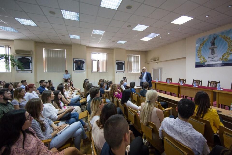 Studenții și absolvenții au șansa de a face stagii de practică în Guvernul României Studenții și absolvenții au șansa de a face stagii de practică în Guvernul României