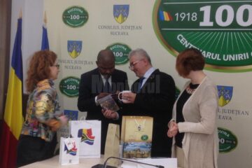 Primarul Sucevei, Ion Lungu, în discuții cu Ambasadorul Republicii Africa de Sud la București, Jabu Mbalula