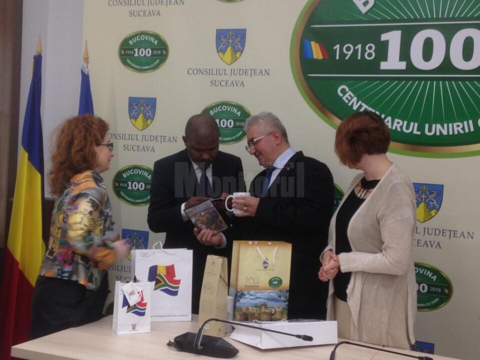Primarul Sucevei, Ion Lungu, în discuții cu Ambasadorul Republicii Africa de Sud la București, Jabu Mbalula Primarul Sucevei, Ion Lungu, în discuții cu Ambasadorul Republicii Africa de Sud la București, Jabu Mbalula
