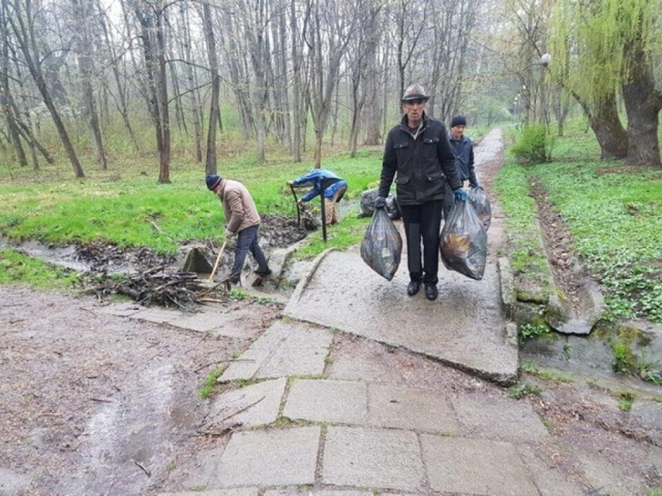 Actiune de ecologizare a Parcului Sipote, inițiată de Ocolul Silvic Pătrăuți