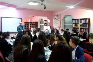 În cadrul primei întâlniri, liceeenii l-au avut ca invitat pe scriitorul și redactorul-șef al ziarului Monitorul de Suceava, Tiberiu Avram