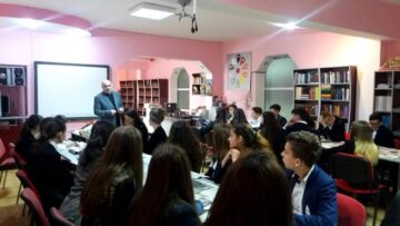 În cadrul primei întâlniri, liceeenii l-au avut ca invitat pe scriitorul și redactorul-șef al ziarului Monitorul de Suceava, Tiberiu Avram