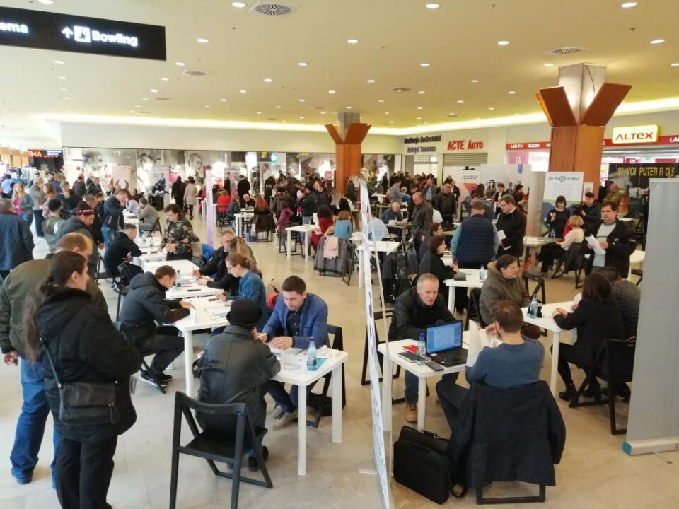 875 de persoane au fost selectate vineri, în vederea angajării, la Bursa Generală