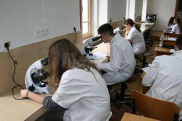 Lot consistent de elevi pentru Olimpiada Națională de Biologie (Foto www.voceavalcii.ro)