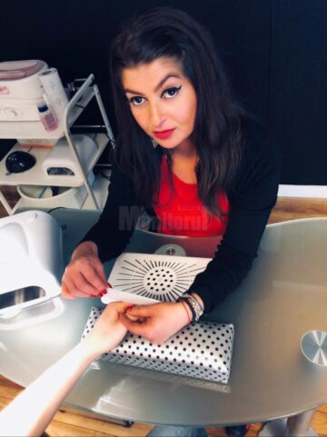 Iulia are nevoie în echipa ei de hairstylisti