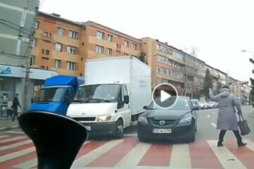 Șofer inconstient, intrat pe contrasens si gata sa loveasca pietonii