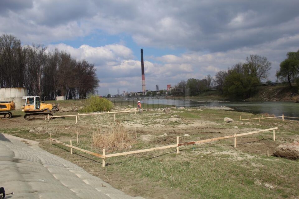 Lucrarile de realizare a noului pod peste apa Sucevei au inceput luni dimineata