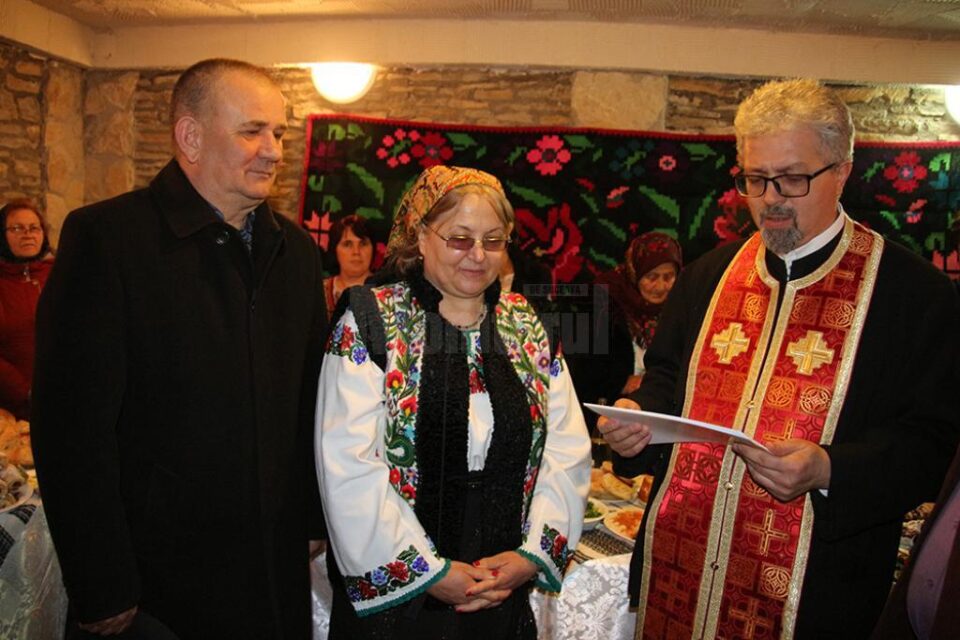 Preotul paroh Mitu Pascal, alături de Viorel și Elena Cucu