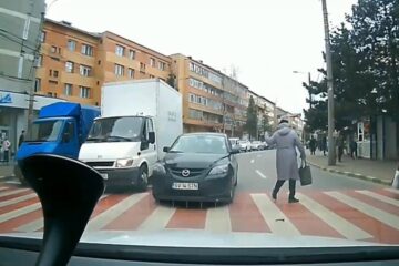 Șoferul a fost la un pas să accidenteze o femeie