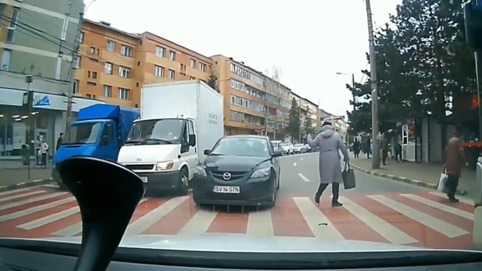 Șoferul a fost la un pas să accidenteze o femeie