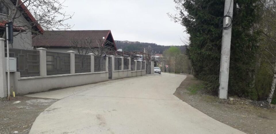 Casele de lângă pârâul Șcheia
