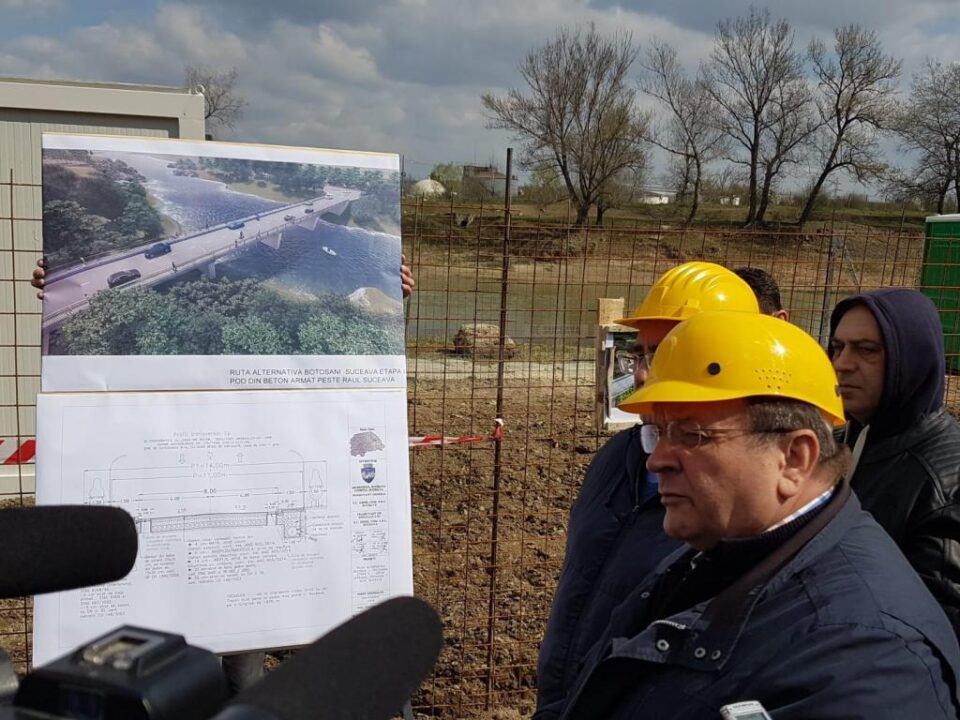 Lucrările de realizare a unui nou pod peste apa Sucevei au demarat luni dimineață