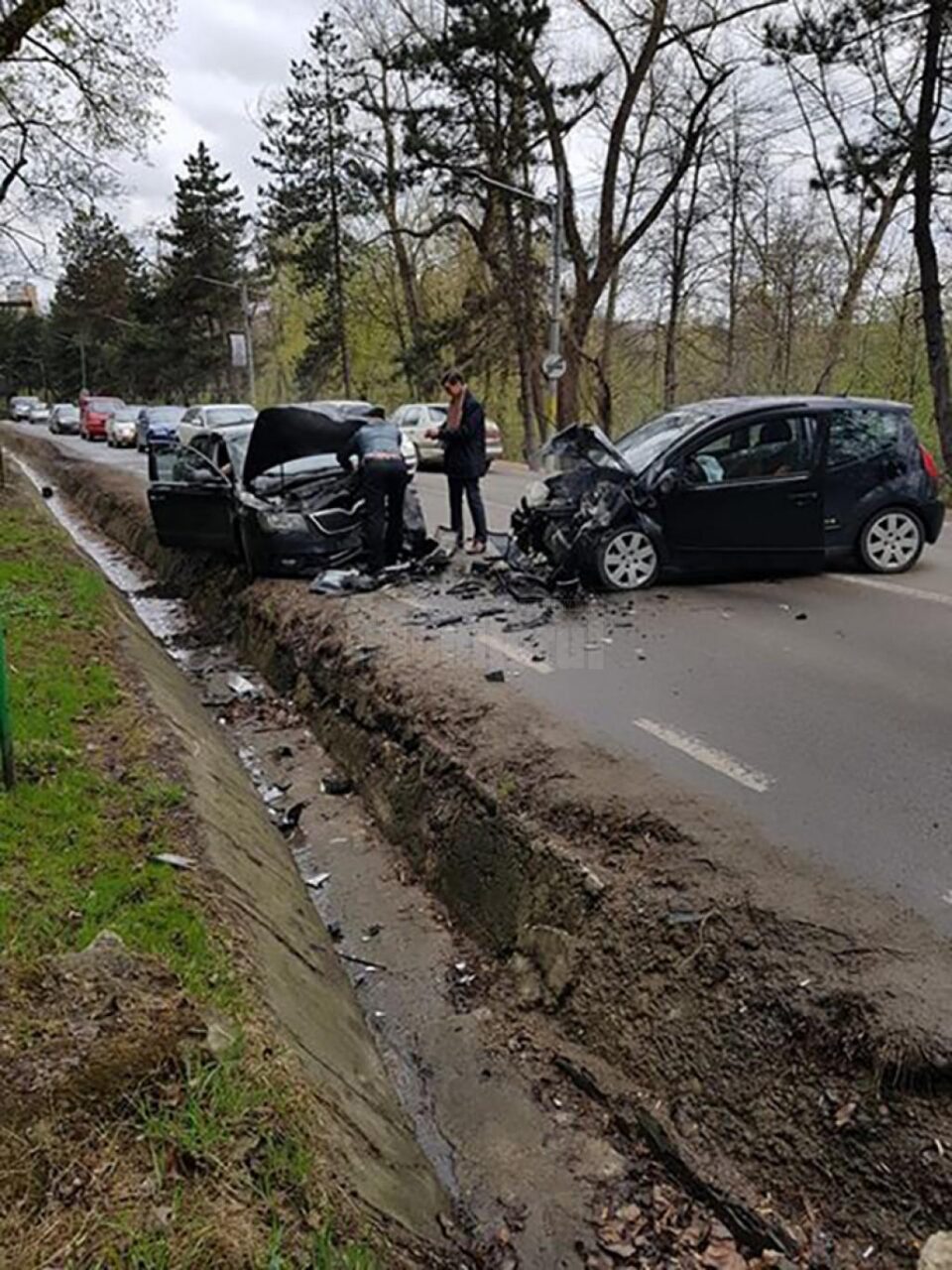 În urma coliziunii trei persoane au fost rănite