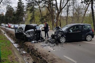 În urma coliziunii trei persoane au fost rănite