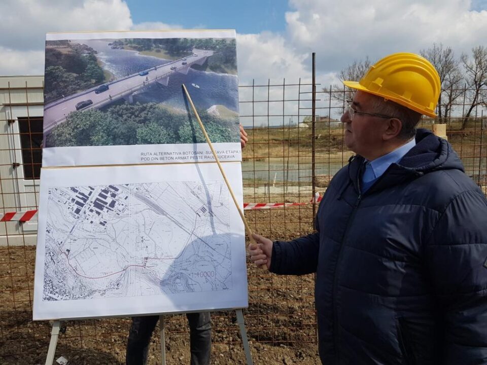 Lucrările de realizare a unui nou pod peste apa Sucevei au demarat luni dimineață