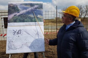 Lucrările de realizare a unui nou pod peste apa Sucevei au demarat luni dimineață