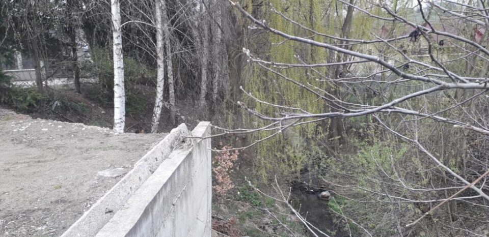 Un pârâu cu rahat curge liniștit în Șcheia