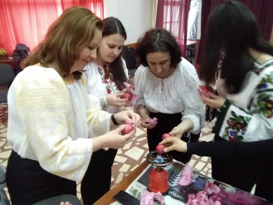 Ateliere de încondeiat ouă, la Cajvana și Todirești