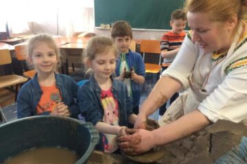 Meșteșugurile populare, aduse în școli, spre fascinația elevilor