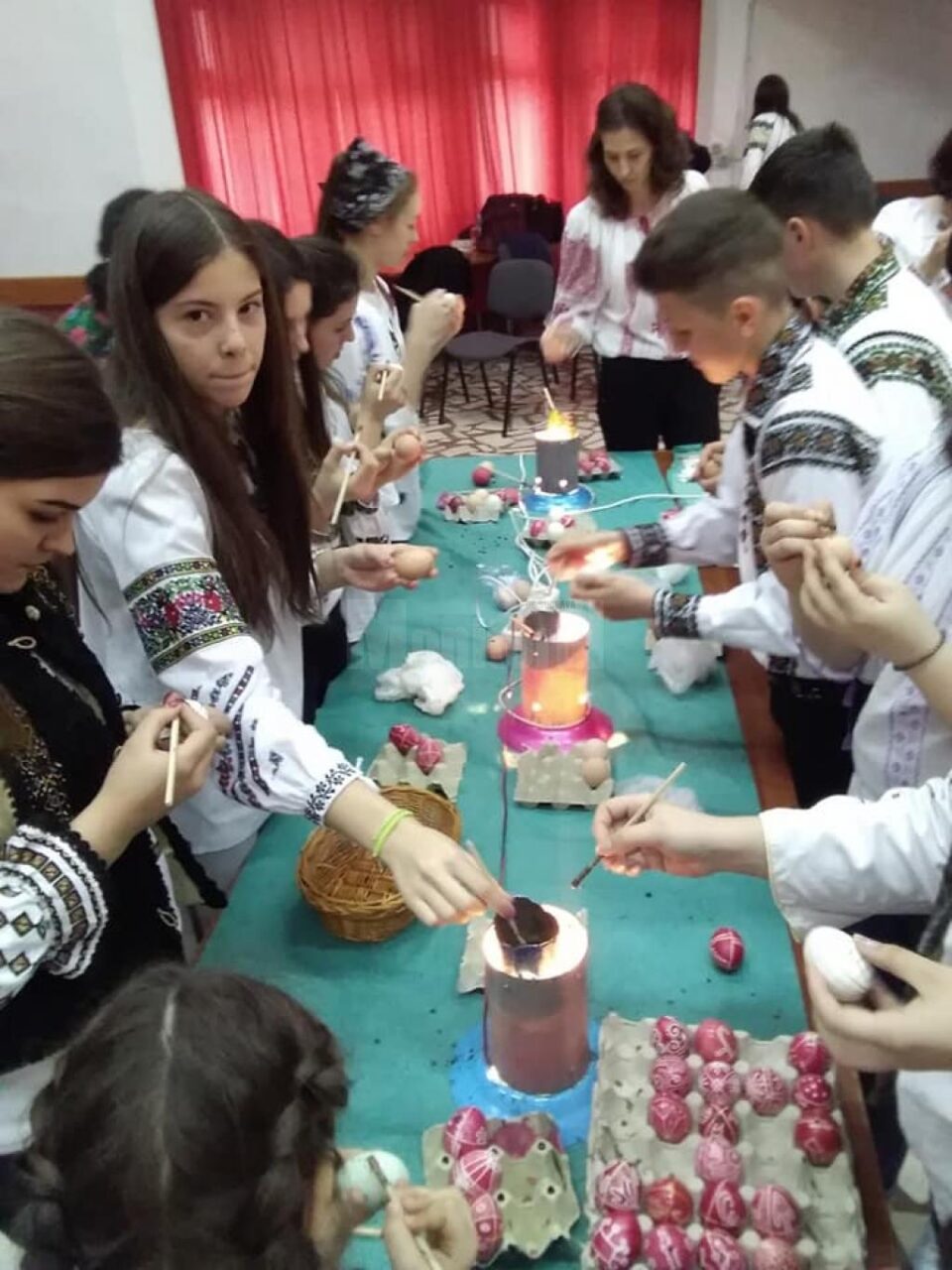 Ateliere de încondeiat ouă, la Cajvana și Todirești