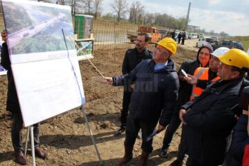 Planul lucrărilor de realizare a noului pod peste apa Sucevei, prezentate de primarul Ion Lungu