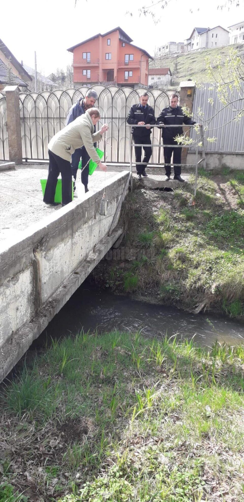 Reprezentanții Sistemului de Gospodărire a Apelor Suceava s-au deplasat la pârâul Șcheia și au luat probe din cursul de apă