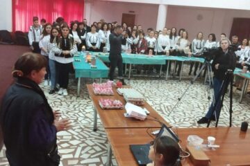 Ateliere de încondeiat ouă, la Cajvana și Todirești