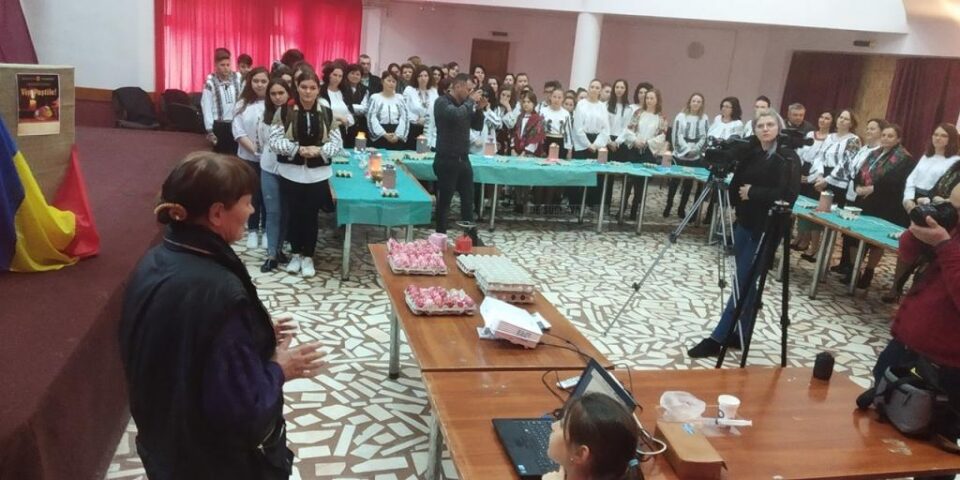 Ateliere de încondeiat ouă, la Cajvana și Todirești