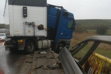 Vehiculul greu s-a lovit violent de parapetul podului Gorjan și a fost la un pas de a plonja în afara carosabilului