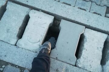 Spații foarte mari între dalele care acoperă un canal de scurgere