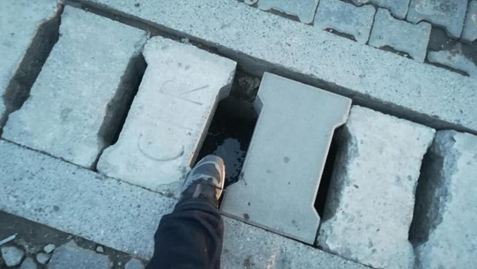 Spații foarte mari între dalele care acoperă un canal de scurgere