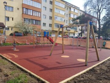 Opt locuri de joacă modernizate au fost date în folosință în Suceava