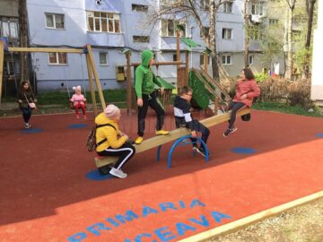 Opt locuri de joacă modernizate au fost date în folosință în Suceava