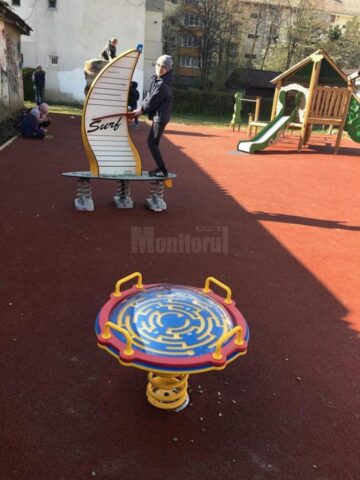 Opt locuri de joacă modernizate au fost date în folosință în Suceava