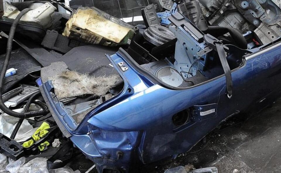 Bărbat cercetat penal pentru că depozita necorespunzător deșeuri rezultate din dezmembrarea unor autoturisme Bărbat cercetat penal pentru că depozita necorespunzător deșeuri rezultate din dezmembrarea unor autoturisme