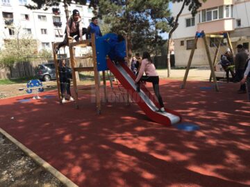 Opt locuri de joacă modernizate au fost date în folosință în Suceava