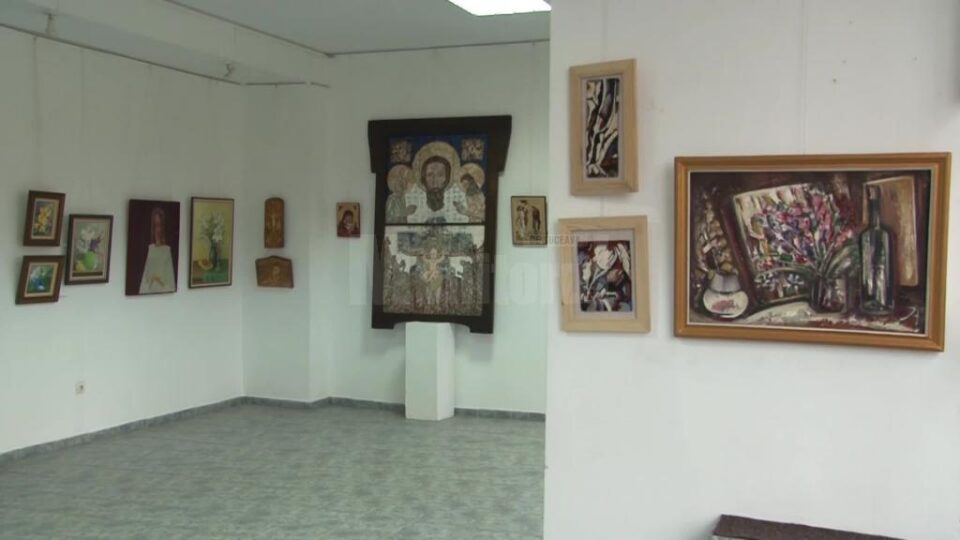 „Lumina Credinței”, expoziție care poate fi vizitată în această perioadă la Galeria „Ion Irimescu” Suceava