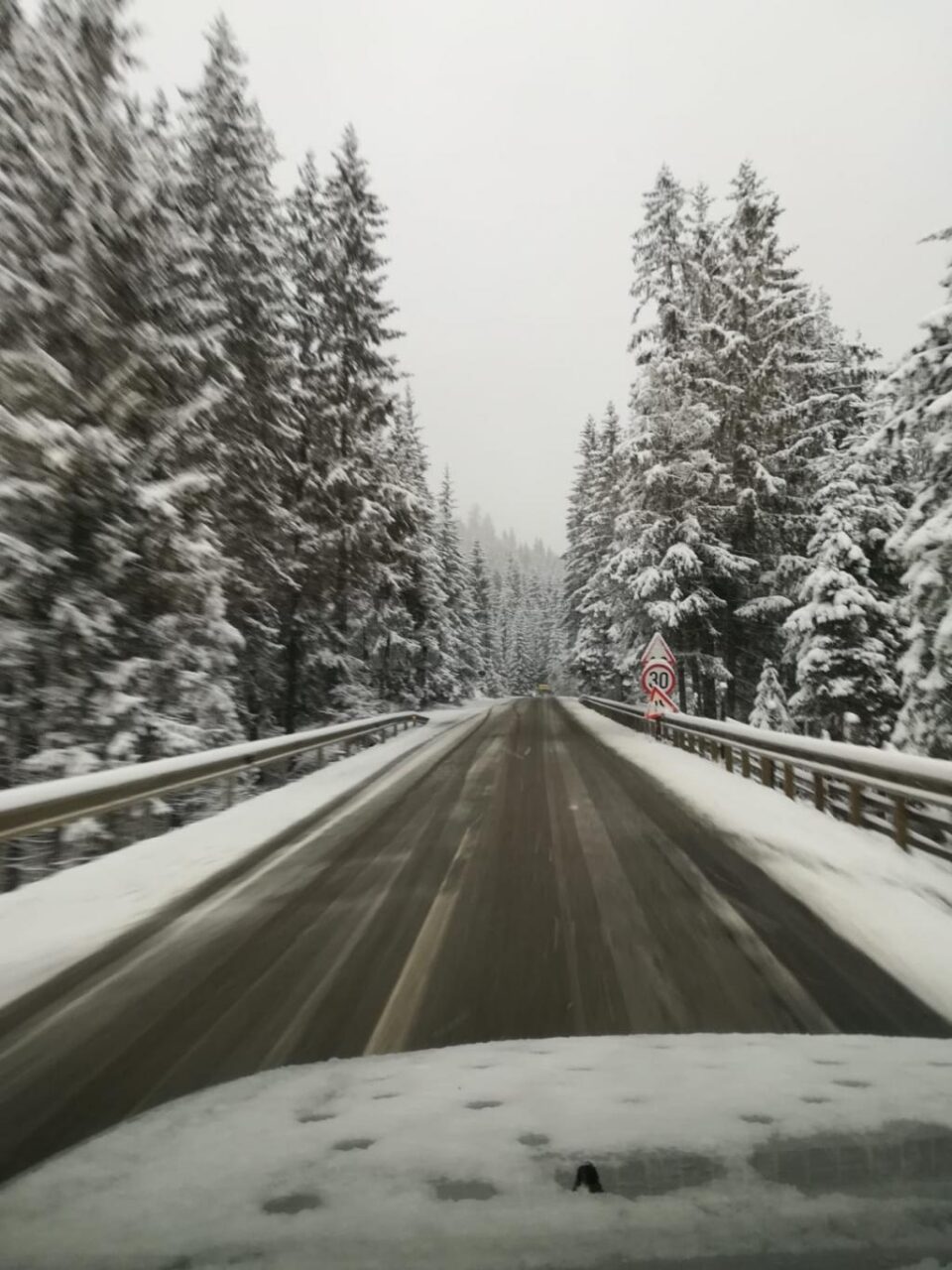 Episod de iarnă, ieri dimineață, pe drumuri din zona de munte