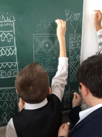 Meșteșugurile populare, aduse în școli, spre fascinația elevilor