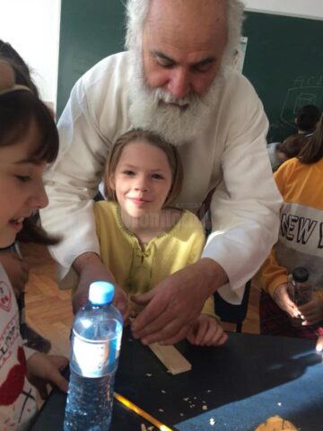 Meșteșugurile populare, aduse în școli, spre fascinația elevilor