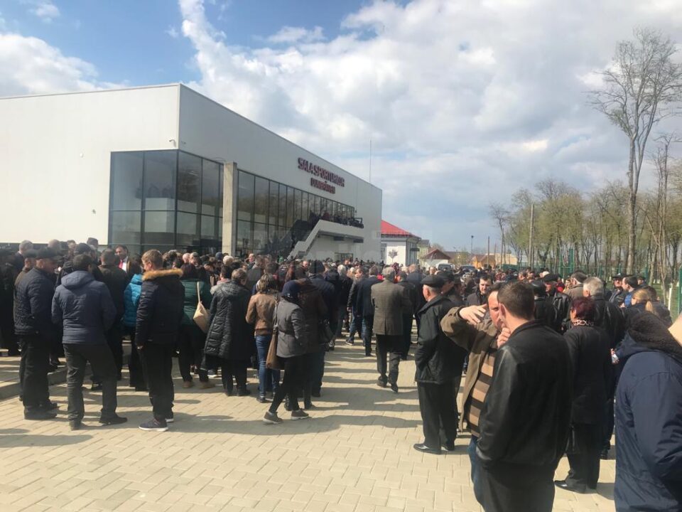 Liviu Dragnea a fost intimpinat de o multime de sustinatori la Dumbraveni
