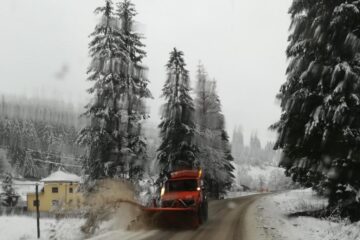 Drumarii au intervenit cu utilaje pentru deszăpezire