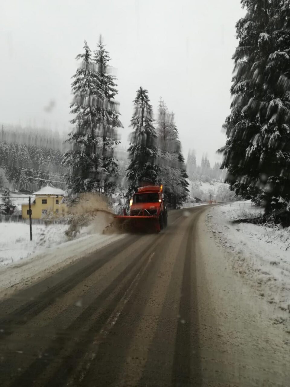 Drumarii au intervenit cu utilaje pentru deszăpezire