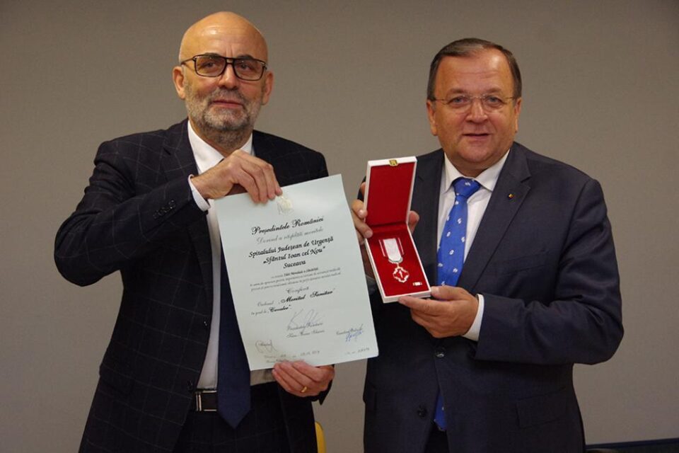 Managerul Vasile Rîmbu și președintele CJ, Gheorghe Flutur, cu medalia „Meritul Sanitar” în grad de Cavaler, conferită de președintele României