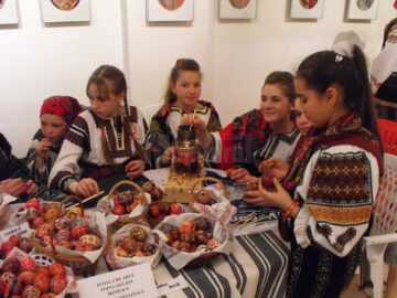 50 de meșteri populari, prezenți la „Târgul de Paști” de la Gura Humorului
