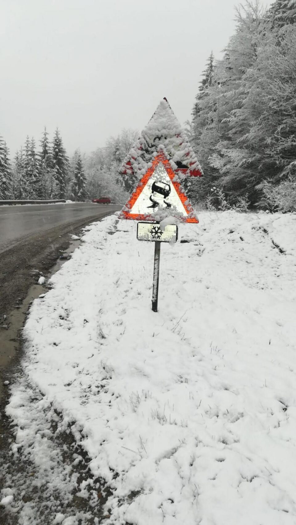Episod de iarnă, ieri dimineață, pe drumuri din zona de munte