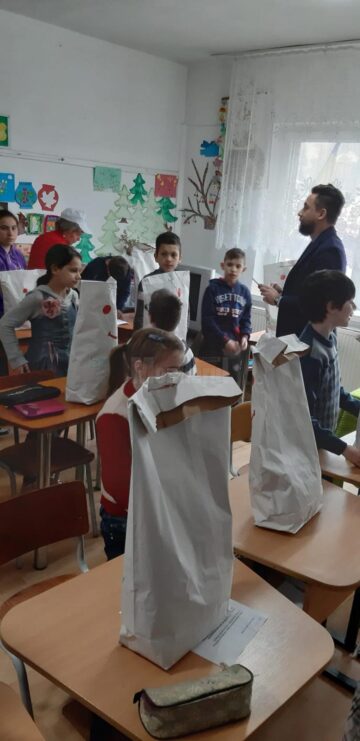 Darurile adunate în cadrul campaniei „Coșul cu zâmbete” au ajuns la elevii Școlii profesionale speciale Câmpulung Moldovenesc