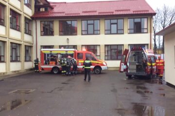 Incendiu cu persoane izolate în imobil, la Colegiul Tehnic Rădăuți
